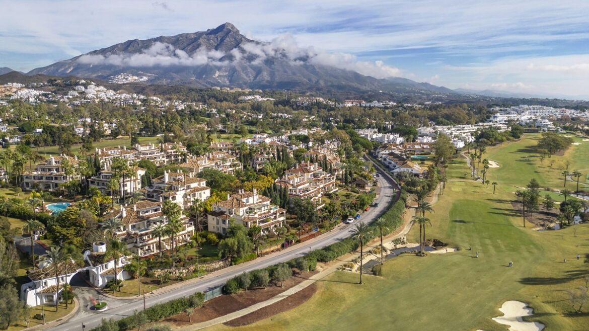 Luftaufnahme des Golftals in Nueva Andalucía, Marbella