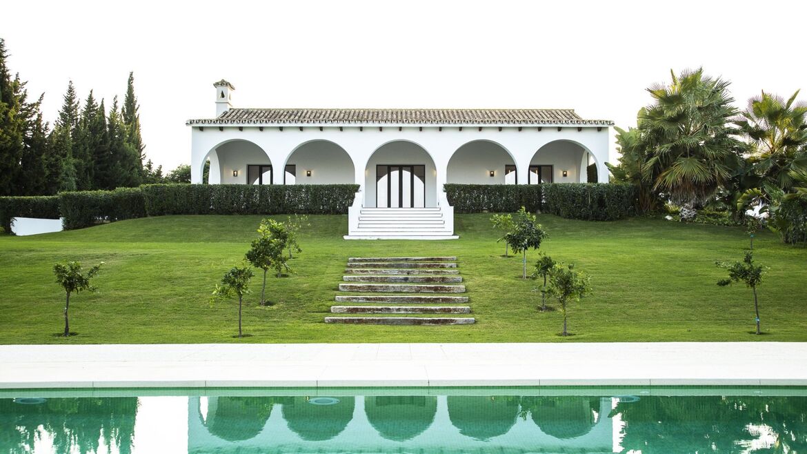 Andalusisches Landhaus mit Rasen und Pool