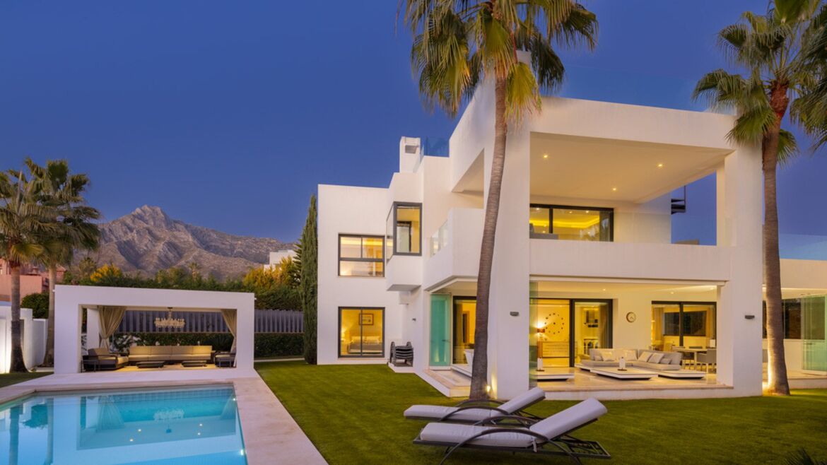 Moderne Villa mit Pool und Blick auf La Concha in Altos de Puente Romano