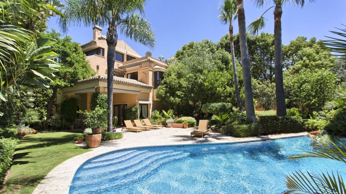 Gewachsene Villa mit altem Garten und Pool in Altos de Puente Romano