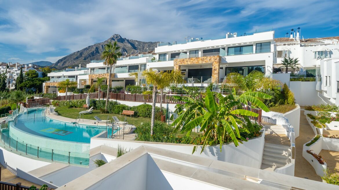 Apartments mit gestaltetem Gemeinschaftspool und Bergblick in Altos de Puente Romano