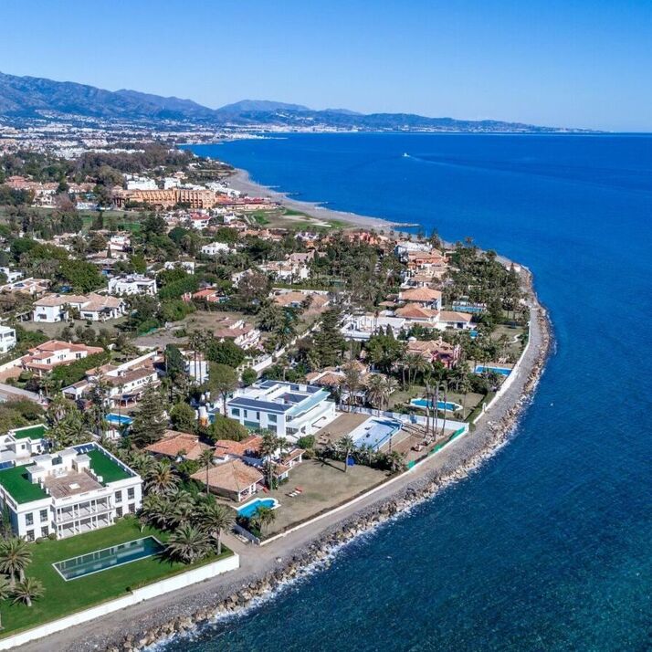Casasola: Käuferleitfaden für das Villengebiet am Strand neben Guadalmina