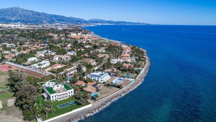 Casasola: Käuferleitfaden für das Villengebiet am Strand neben Guadalmina