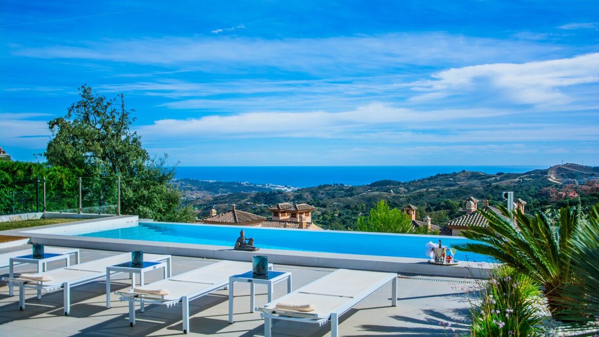 Poolterrasse einer Landvilla mit Meerblick