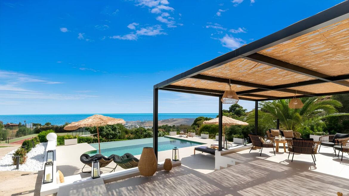 Überdachte Terrasse und Pool einer Landvilla mit Meerblick
