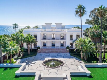 Magnífica mansión en primera línea de playa en Guadalmina Baja
