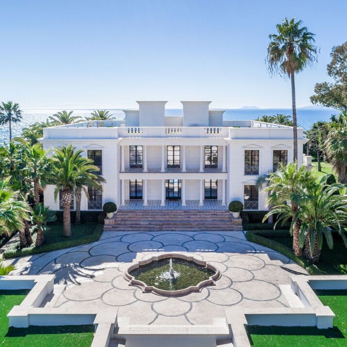 Magnífica mansión en primera línea de playa en Guadalmina Baja