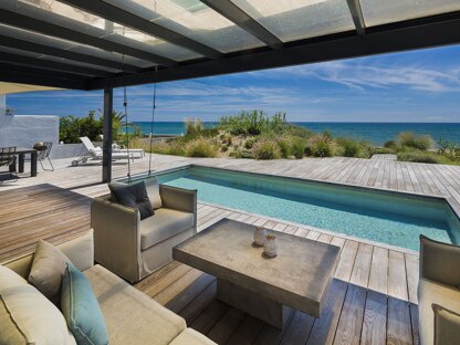 Vivre en bord de mer à Marbella : ce que signifie vraiment la première ligne de plage, et ce qu’elle exige
