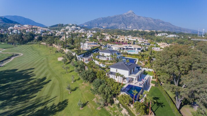 Frontline golf villas in Los Naranjos: a buyer’s guide to the Golf Valley’s most respected address