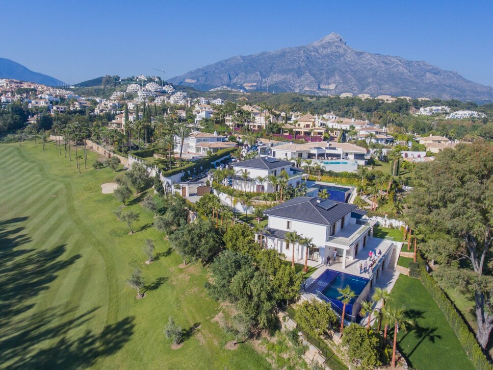 Villas en primera línea de golf en Los Naranjos: guía del comprador de la dirección más respetada del Valle del Golf