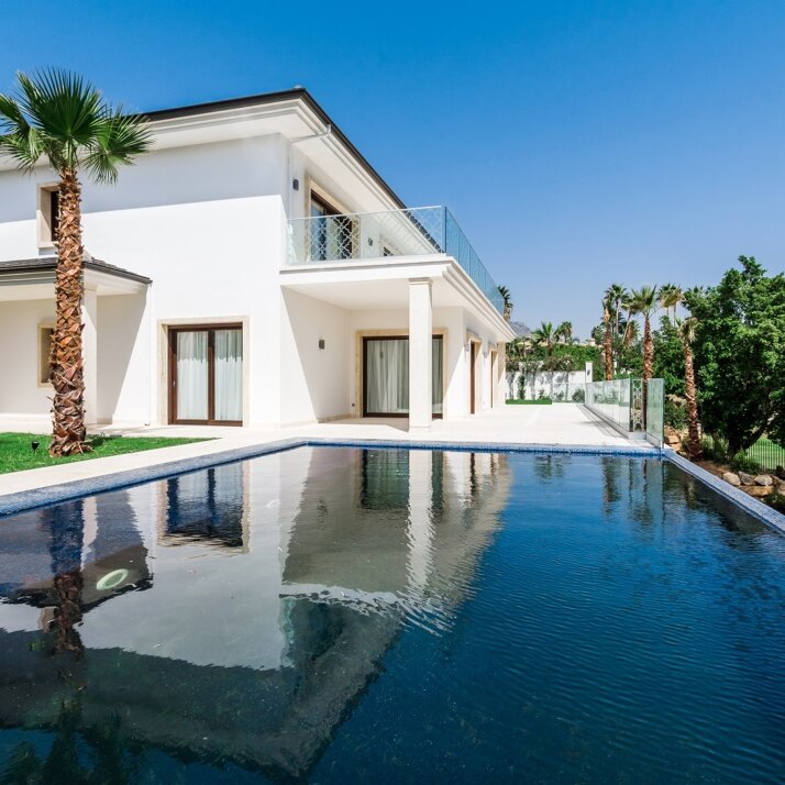 Impresionante villa en primera línea de golf en Nueva Andalucía