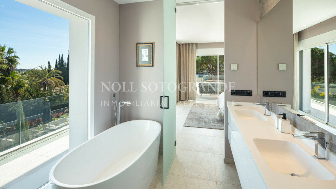 Villa for sale in Las Brisas, Nueva Andalucia