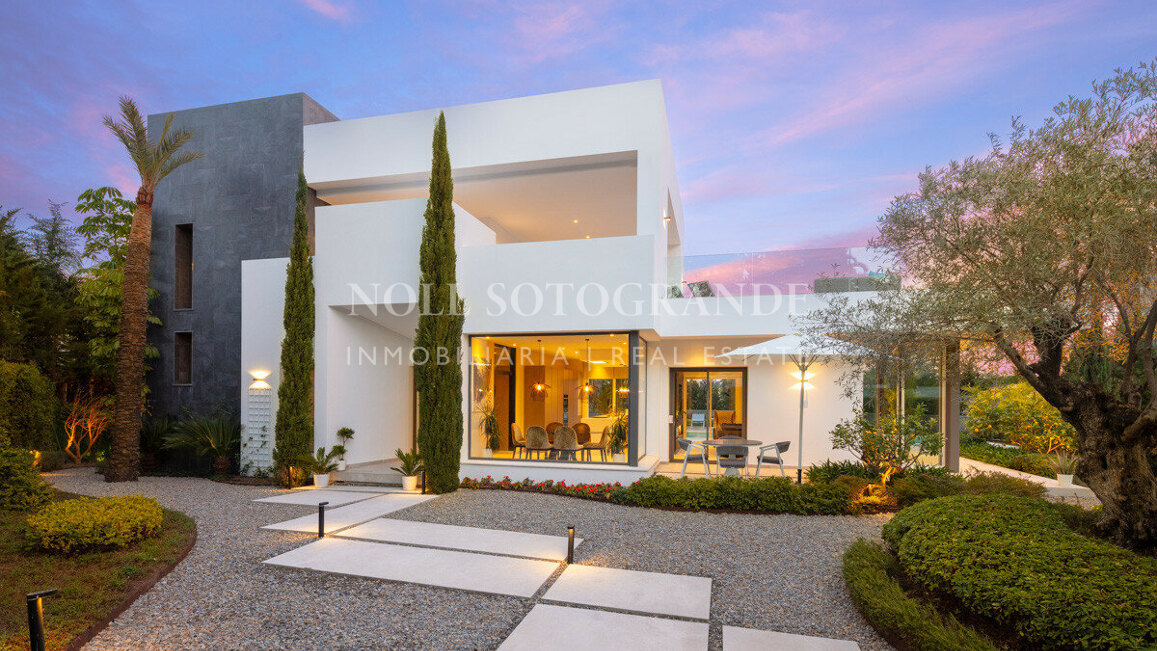 Villa for sale in Las Brisas, Nueva Andalucia