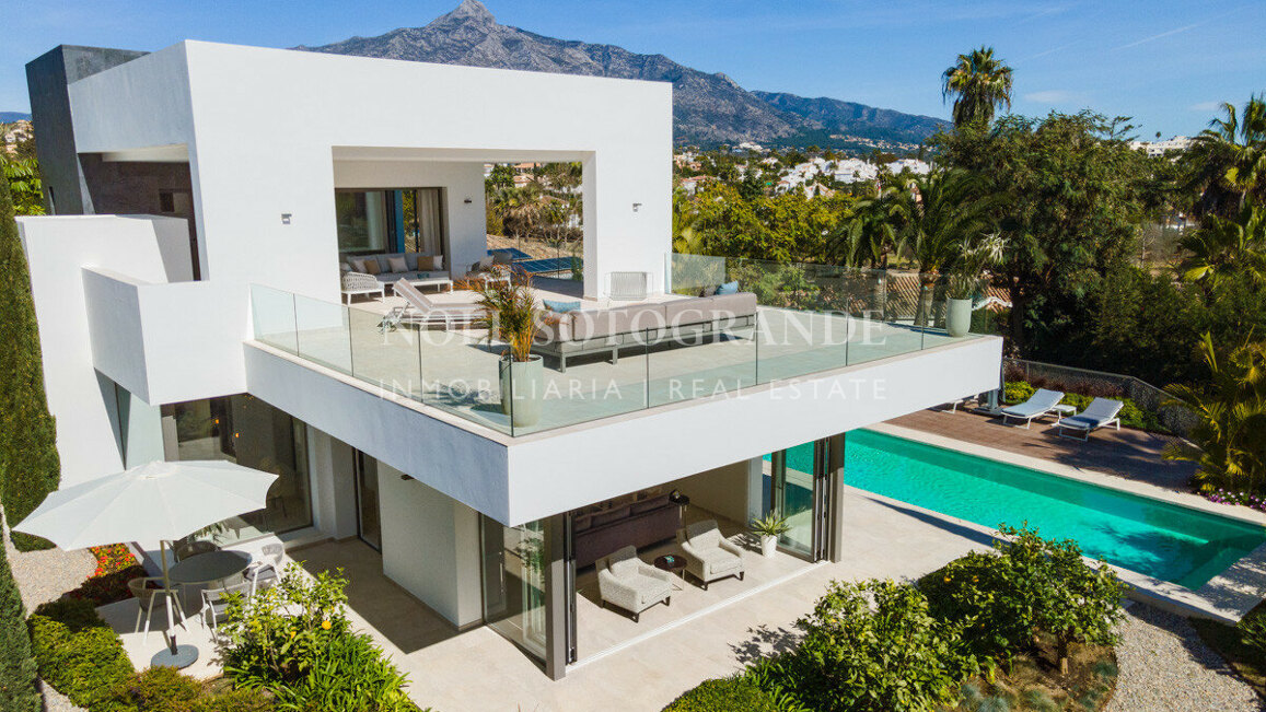 Villa for sale in Las Brisas, Nueva Andalucia