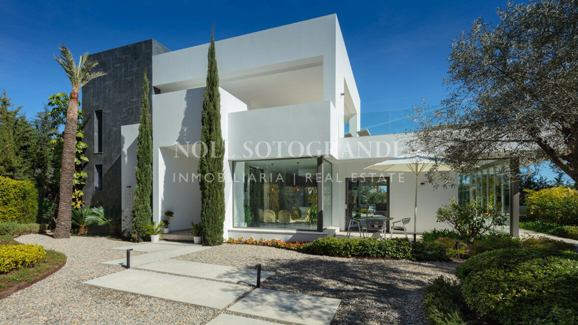 Villa for sale in Las Brisas, Nueva Andalucia