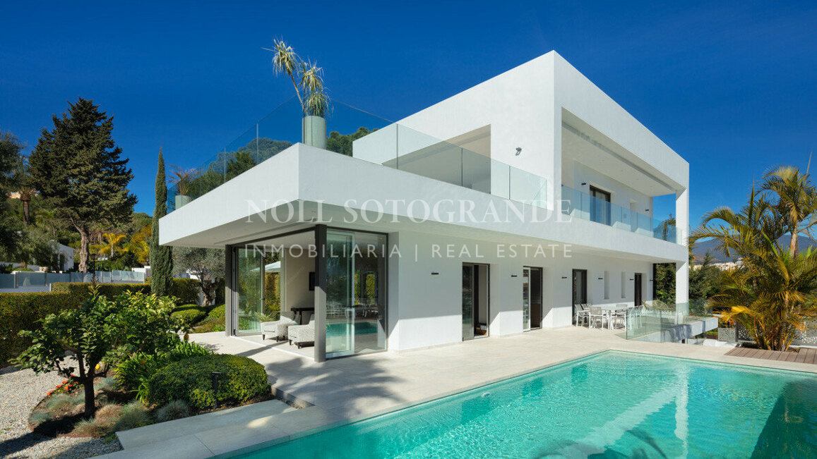 Villa for sale in Las Brisas, Nueva Andalucia