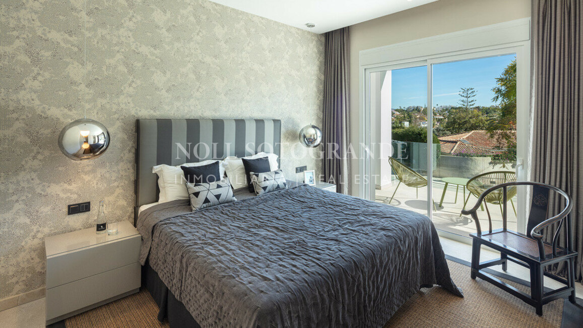 Villa for sale in Las Brisas, Nueva Andalucia