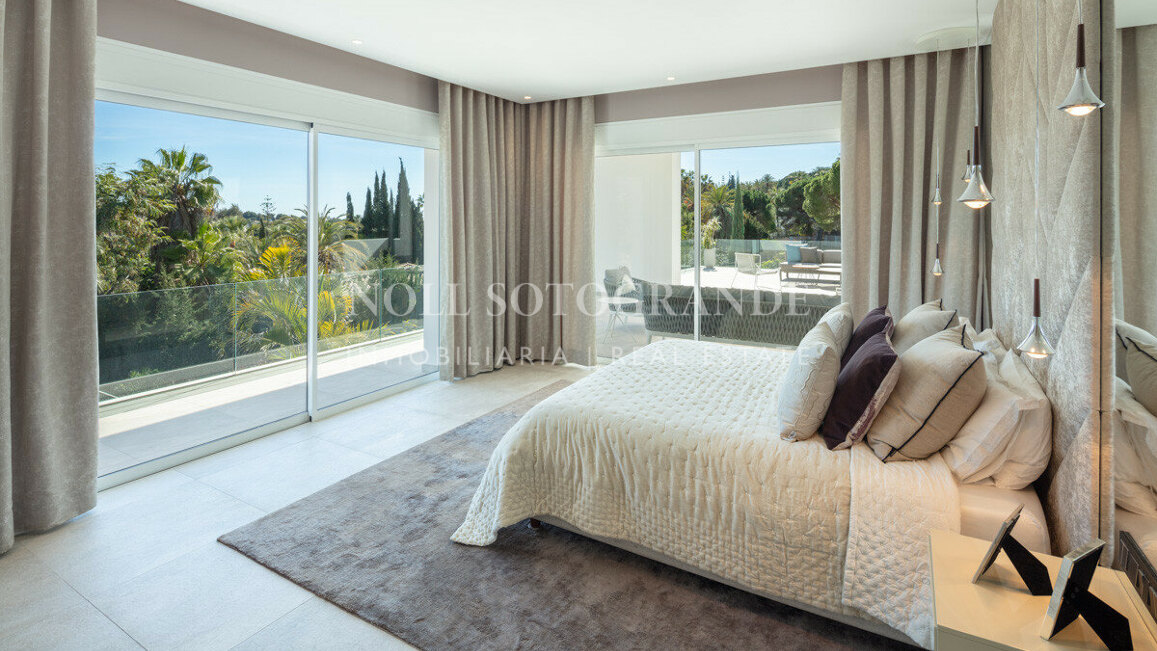 Villa for sale in Las Brisas, Nueva Andalucia