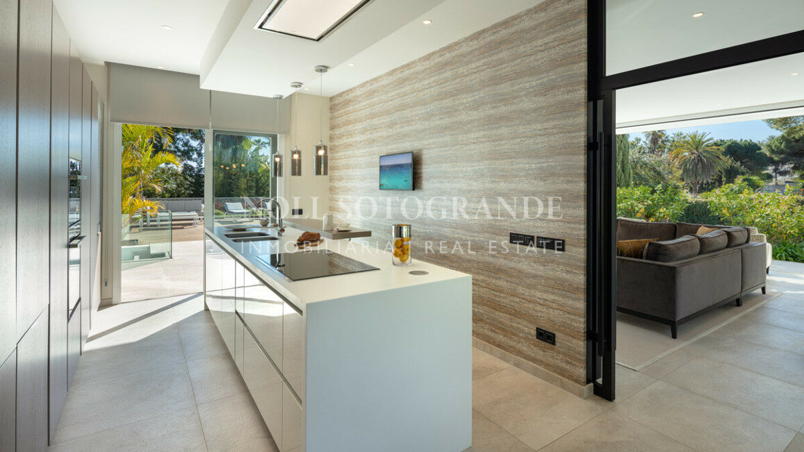 Villa for sale in Las Brisas, Nueva Andalucia