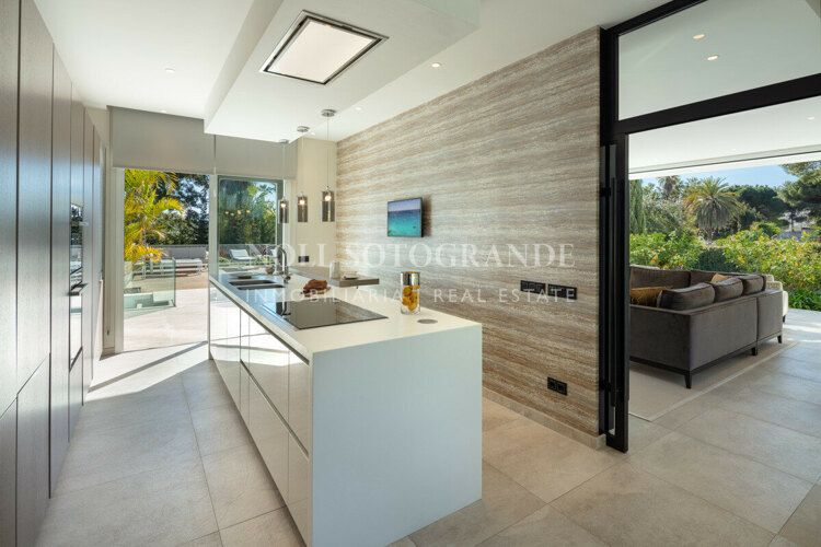 Villa for sale in Las Brisas, Nueva Andalucia