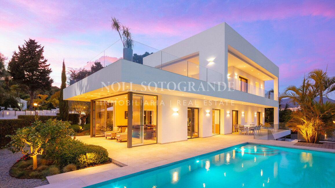 Villa for sale in Las Brisas, Nueva Andalucia