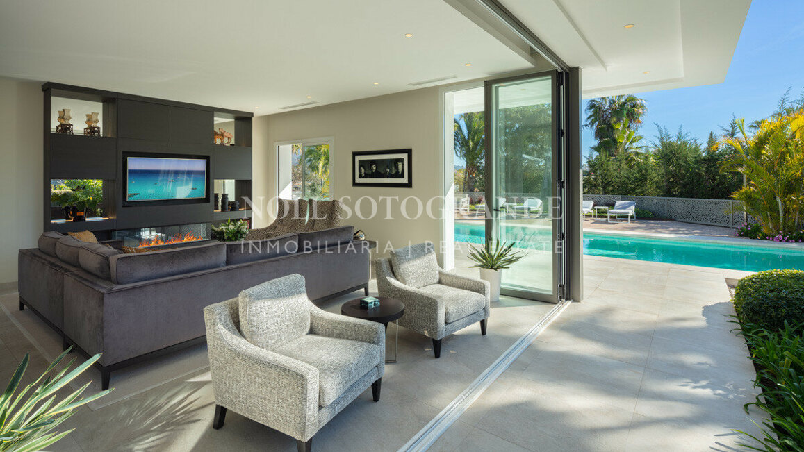 Villa for sale in Las Brisas, Nueva Andalucia