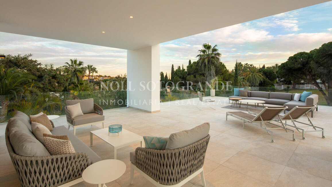 Villa for sale in Las Brisas, Nueva Andalucia