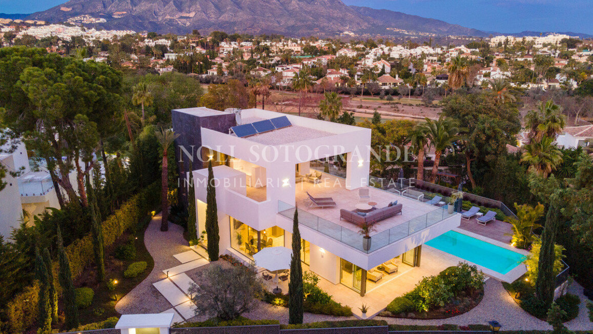 Villa for sale in Las Brisas, Nueva Andalucia