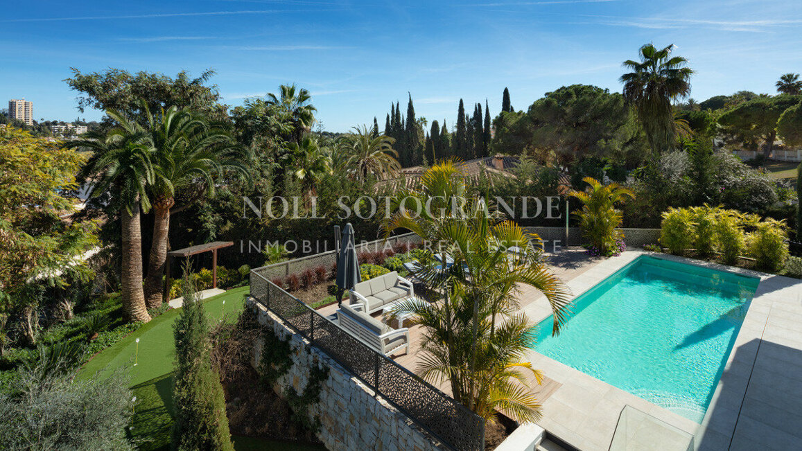 Villa for sale in Las Brisas, Nueva Andalucia