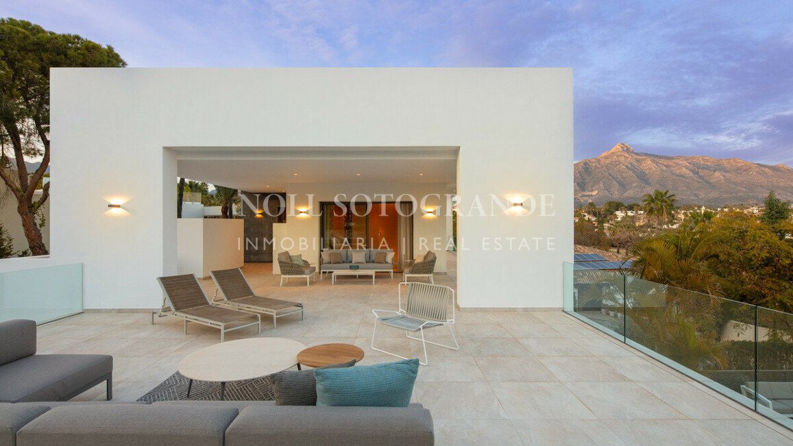 Villa for sale in Las Brisas, Nueva Andalucia