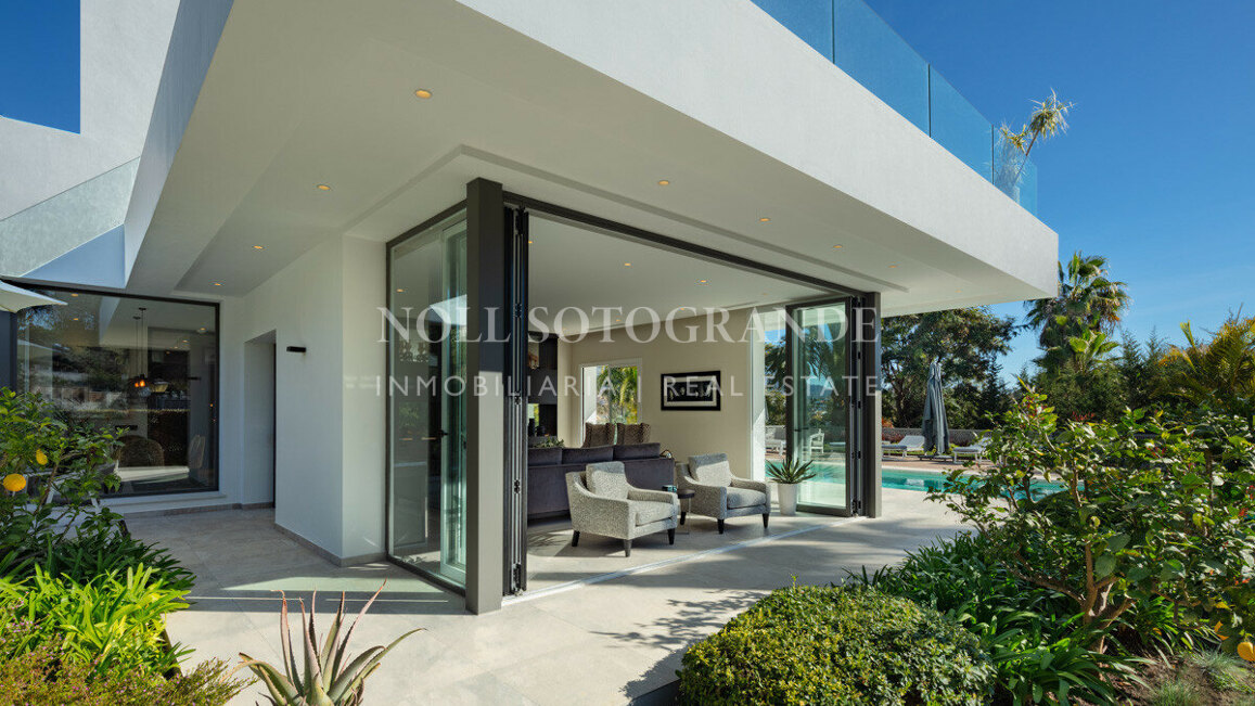 Villa for sale in Las Brisas, Nueva Andalucia