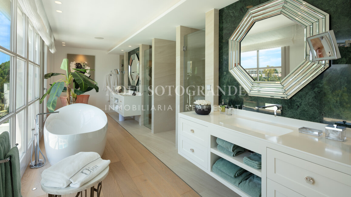 Villa zum Verkauf in Aloha, Nueva Andalucia