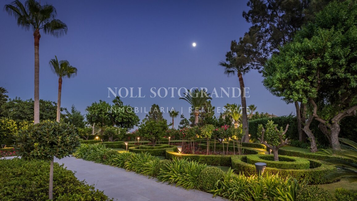 Villa for sale in Hacienda las Chapas, Marbella East