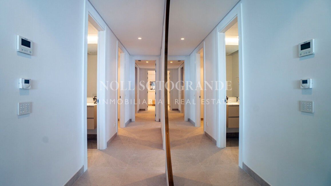 Atico a estrenar de 4 dormitorios con solarium, piscina privada y vistas abiertas al mar en Benahavis