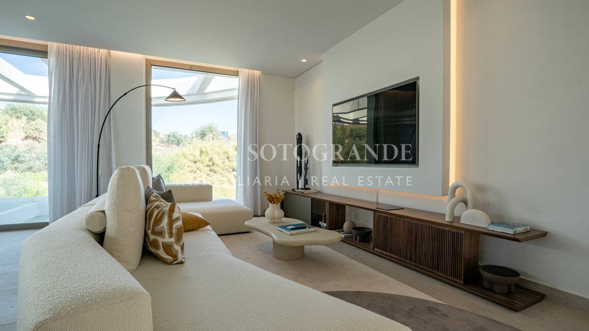 Atico a estrenar de 4 dormitorios con solarium, piscina privada y vistas abiertas al mar en Benahavis