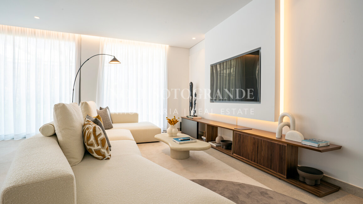 Atico a estrenar de 4 dormitorios con solarium, piscina privada y vistas abiertas al mar en Benahavis