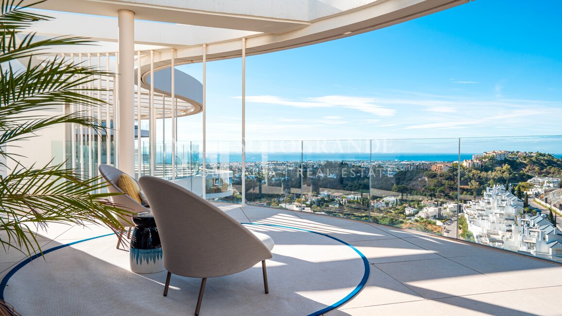 Atico a estrenar de 4 dormitorios con solarium, piscina privada y vistas abiertas al mar en Benahavis
