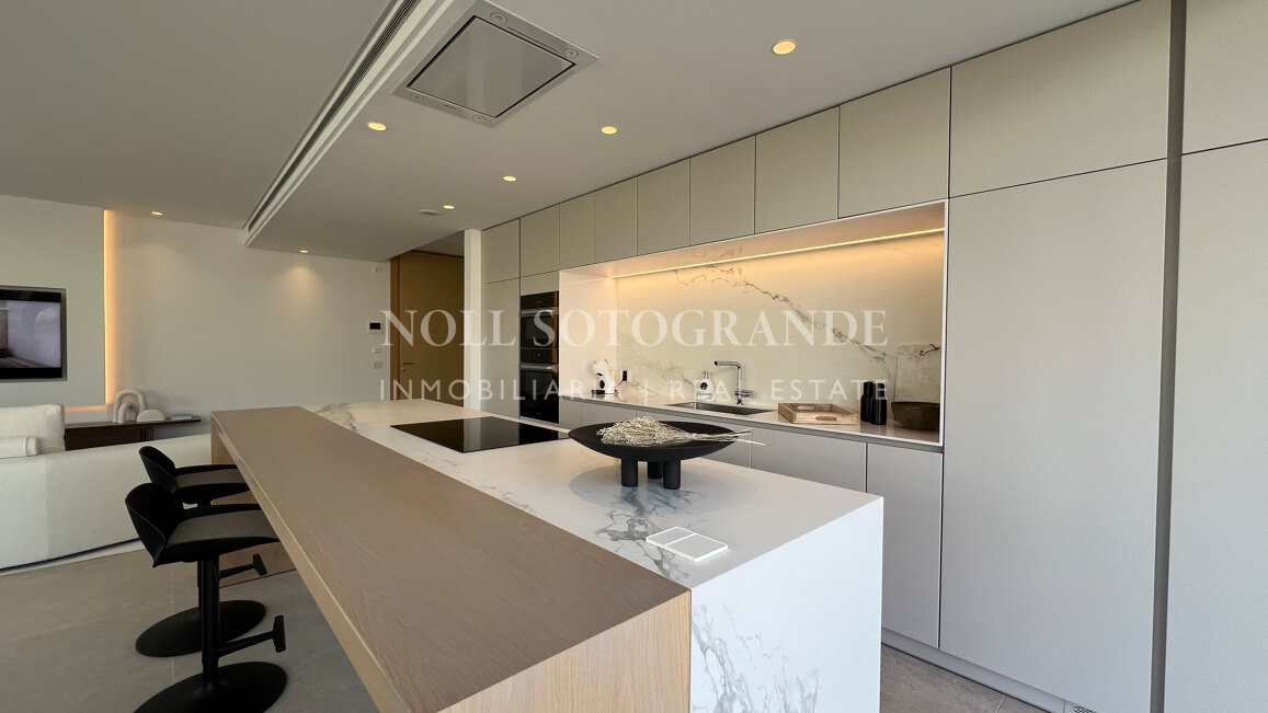 Atico a estrenar de 4 dormitorios con solarium, piscina privada y vistas abiertas al mar en Benahavis