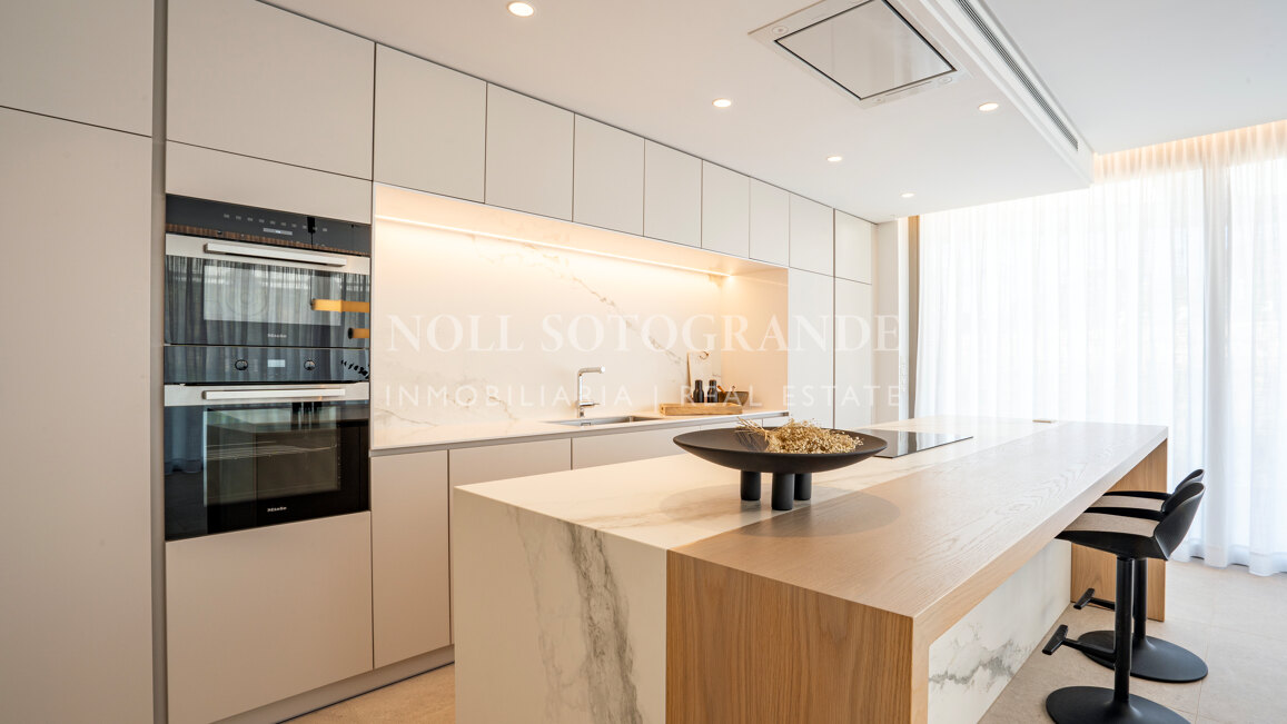 Atico a estrenar de 4 dormitorios con solarium, piscina privada y vistas abiertas al mar en Benahavis