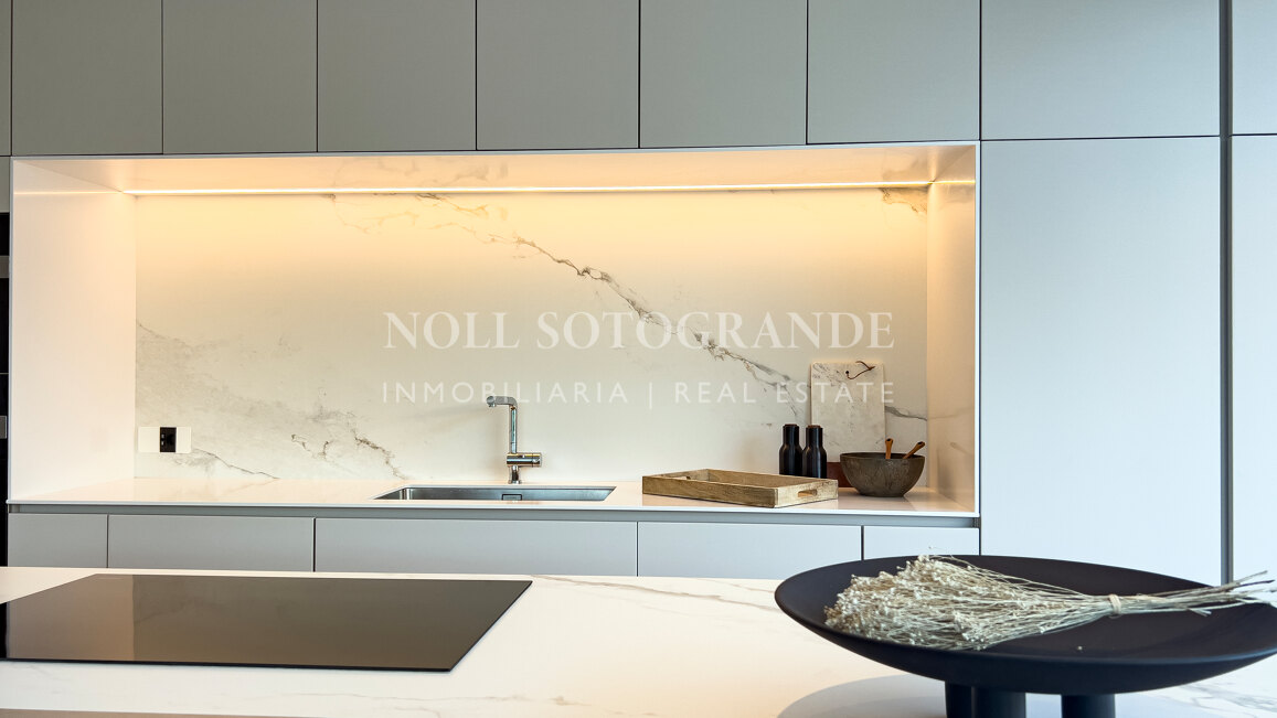 Atico a estrenar de 4 dormitorios con solarium, piscina privada y vistas abiertas al mar en Benahavis