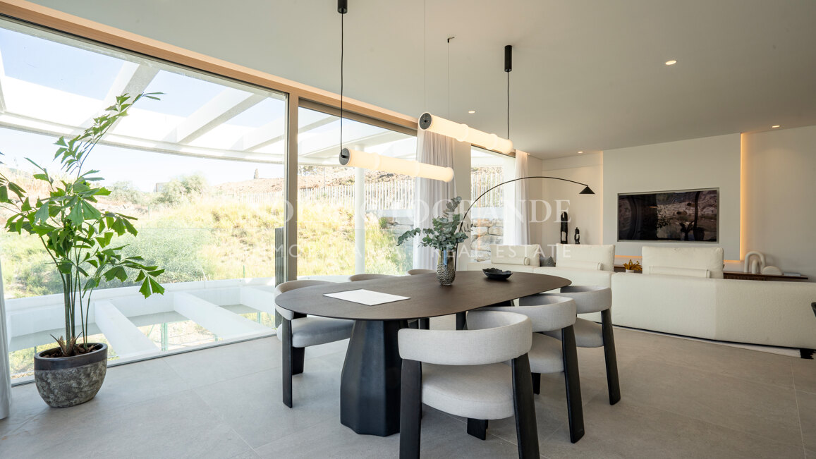 Atico a estrenar de 4 dormitorios con solarium, piscina privada y vistas abiertas al mar en Benahavis