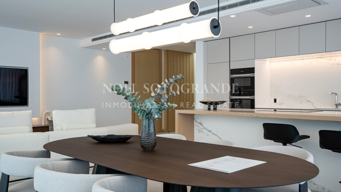 Atico a estrenar de 4 dormitorios con solarium, piscina privada y vistas abiertas al mar en Benahavis