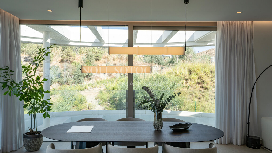 Atico a estrenar de 4 dormitorios con solarium, piscina privada y vistas abiertas al mar en Benahavis