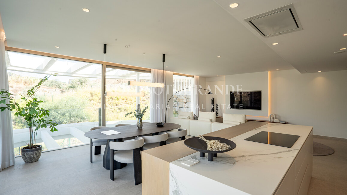 Atico a estrenar de 4 dormitorios con solarium, piscina privada y vistas abiertas al mar en Benahavis