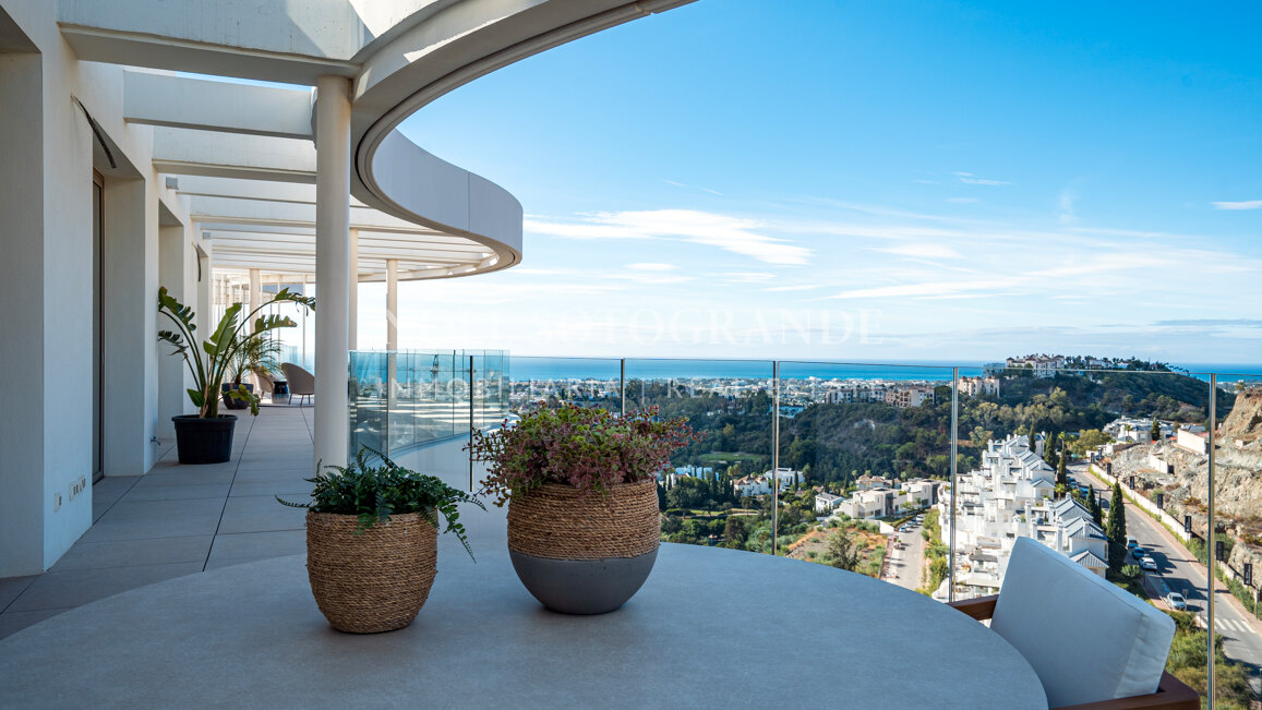 Atico a estrenar de 4 dormitorios con solarium, piscina privada y vistas abiertas al mar en Benahavis