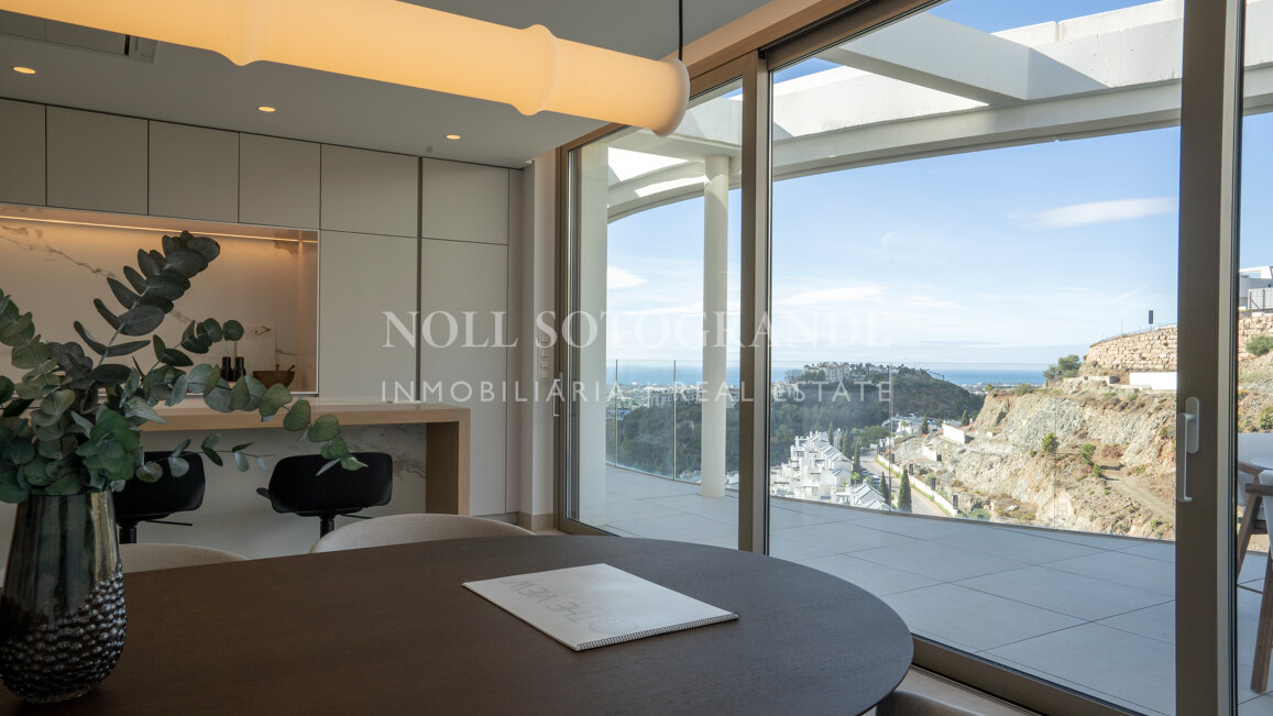 Atico a estrenar de 4 dormitorios con solarium, piscina privada y vistas abiertas al mar en Benahavis
