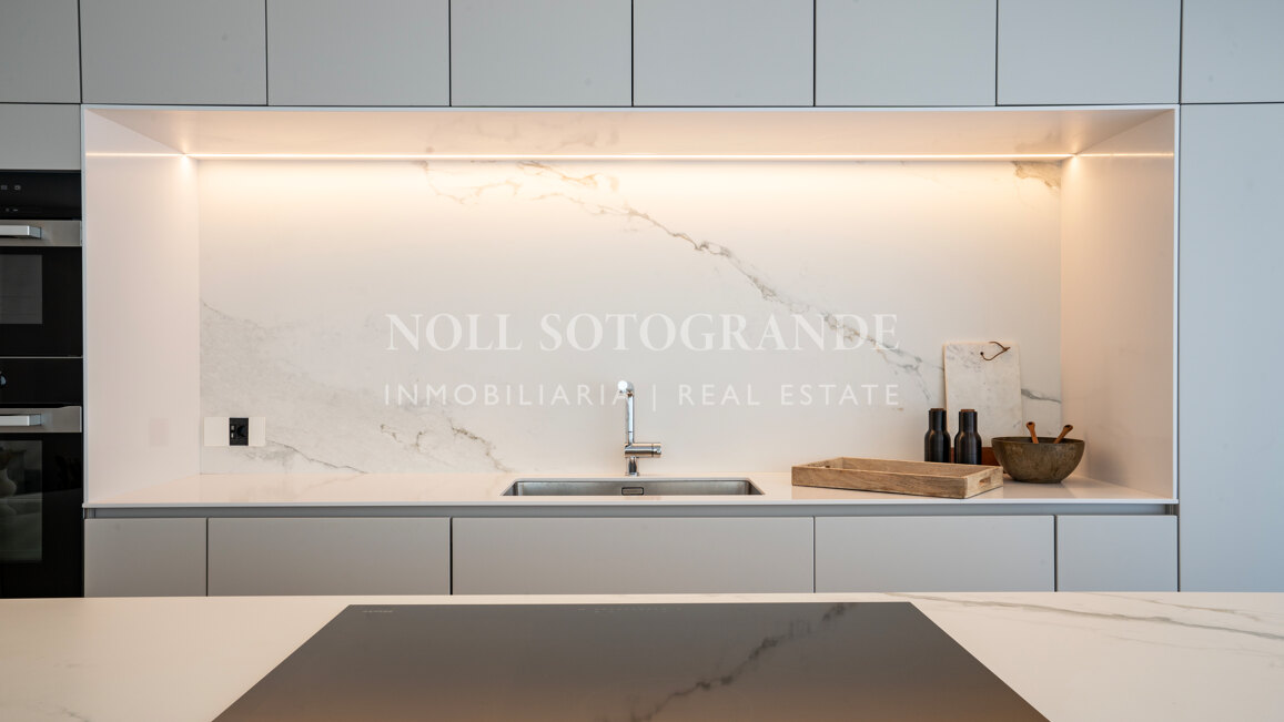 Atico a estrenar de 4 dormitorios con solarium, piscina privada y vistas abiertas al mar en Benahavis