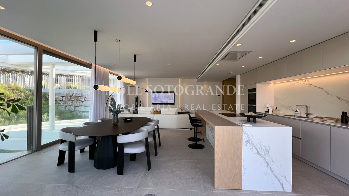 Atico a estrenar de 4 dormitorios con solarium, piscina privada y vistas abiertas al mar en Benahavis