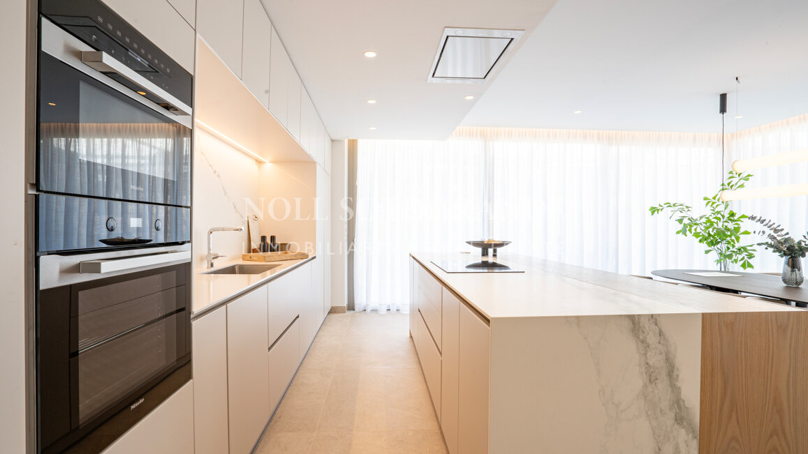 Atico a estrenar de 4 dormitorios con solarium, piscina privada y vistas abiertas al mar en Benahavis