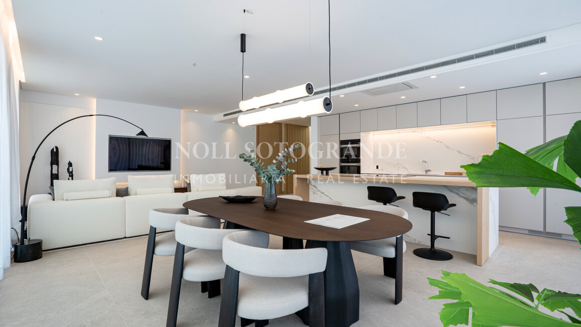 Atico a estrenar de 4 dormitorios con solarium, piscina privada y vistas abiertas al mar en Benahavis